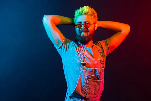 Homem Hipster Barbudo Feliz Com Cabelo Verde Posando Com Expressão — Fotografia de Stock