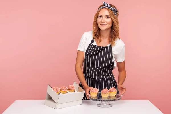 Ung Vuxen Kvinnlig Bagare Som Serverar Kakor Bär Vit Shirt — Stockfoto