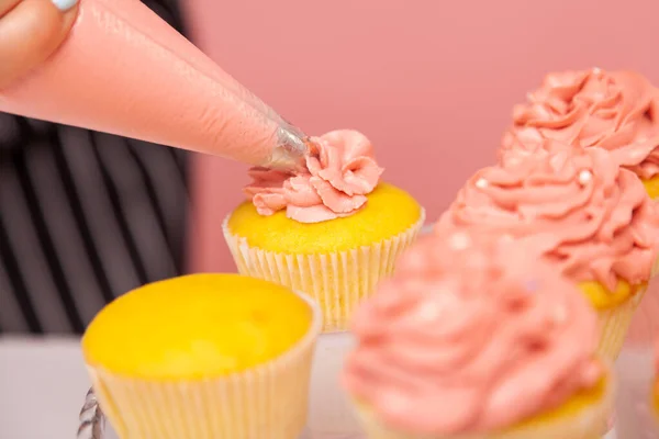 Imagem Cortada Muffins Bolos Decorados Por Padeiro Confeiteiro Pessoa Desconhecida — Fotografia de Stock