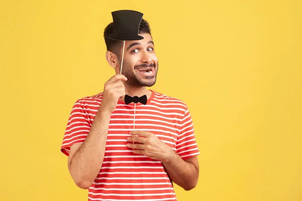 Çizgili Tişörtlü Sakallı Mutlu Adam Şapkalı Papyonlu Kağıt Maske Denerken — Stok fotoğraf