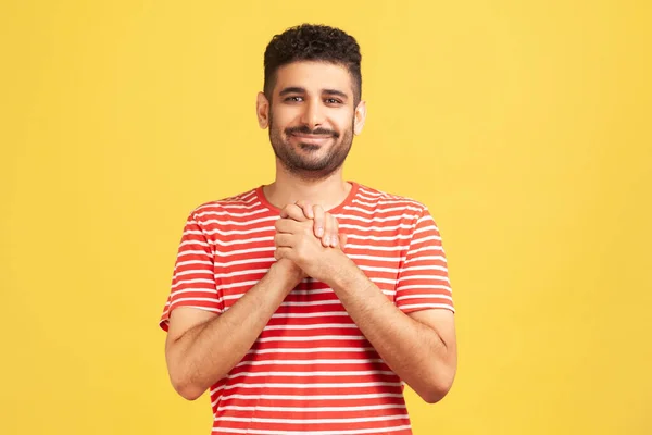Feliz Homem Positivo Com Barba Camisa Listrada Pressionando Mãos Juntas — Fotografia de Stock