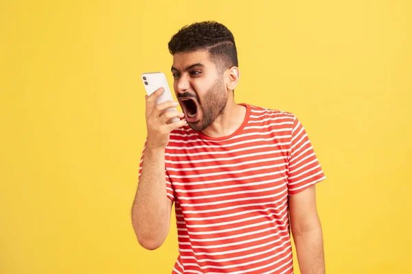 Homem Louco Irritado Com Barba Shirt Listrada Gritando Alto Telefone — Fotografia de Stock