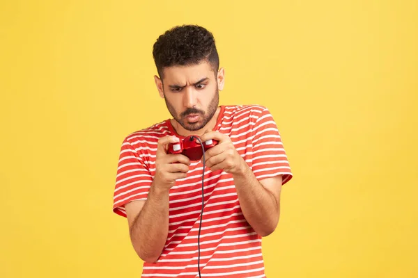 Homem Barbudo Nervoso Viciado Camiseta Listrada Vermelha Segurando Joystick Jogando — Fotografia de Stock