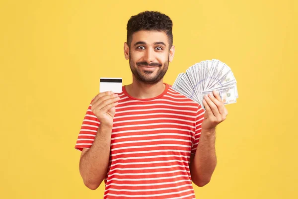 Sonriente Hombre Positivo Con Barba Camiseta Rayas Sosteniendo Mostrando Tarjeta — Foto de Stock