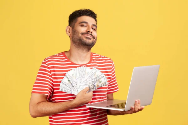 Complacent Hombre Seguro Mismo Sonriendo Sosteniendo Las Manos Portátil Fan — Foto de Stock