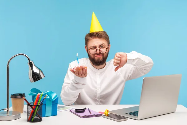 Uomo Maleducato Infelice Con Barba Negli Occhiali Cappello Cono Che — Foto Stock