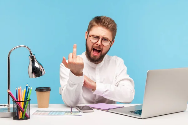 Aufgeregter Unhöflicher Mann Mit Bart Büroangestellter Der Den Mittelfinger Die — Stockfoto