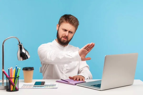 Contenuti Proibiti Uomo Concentrato Ufficio Chiusura Display Portatile Con Mano — Foto Stock