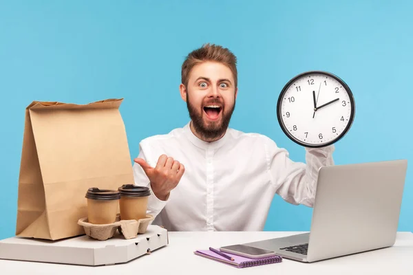 Trabalhador Escritório Barbudo Positivo Entusiasmado Segurando Grande Relógio Parede Apontando — Fotografia de Stock