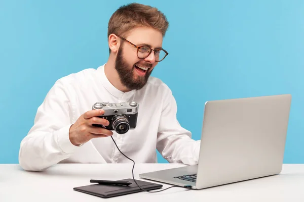 Cheerful Positive Bearded Man Photographer Graphic Designer Watching Laptop Pictures — Stock Photo, Image