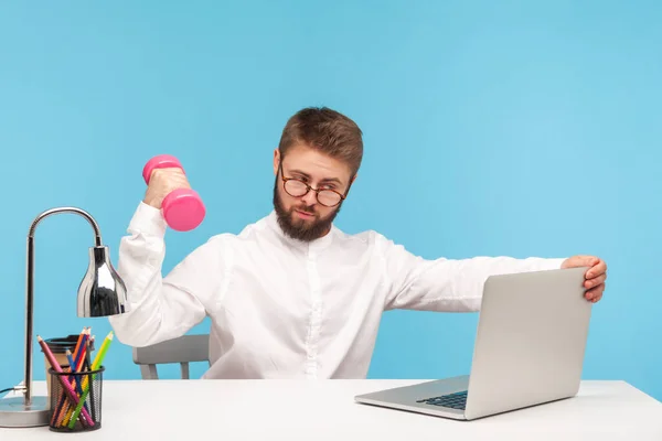 Koncentrerad Intelligent Man Kontorsarbetare Vit Skjorta Och Glasögon Gör Sport — Stockfoto