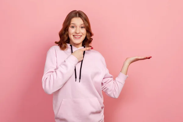 Portret Van Vrolijk Krullend Tienermeisje Hoodie Wijzend Met Vinger Naar — Stockfoto