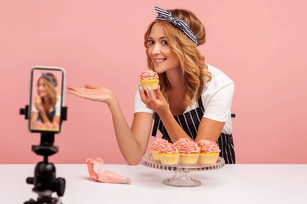 Ung Vuxen Blond Kvinnlig Bagare Förkläde Visar Dekorerad Tårta Till — Stockfoto
