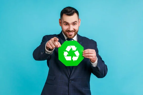 Verantwortungsbewusster Selbstbewusster Mann Mit Bart Anzug Mit Grünem Recycling Schild — Stockfoto