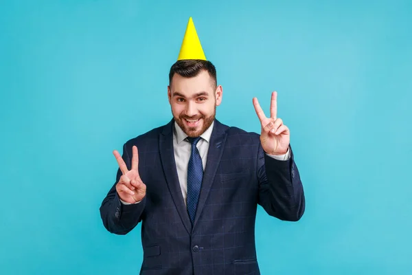 Felice Ragazzo Barbuto Con Divertente Cono Partito Sulla Testa Mostrando — Foto Stock