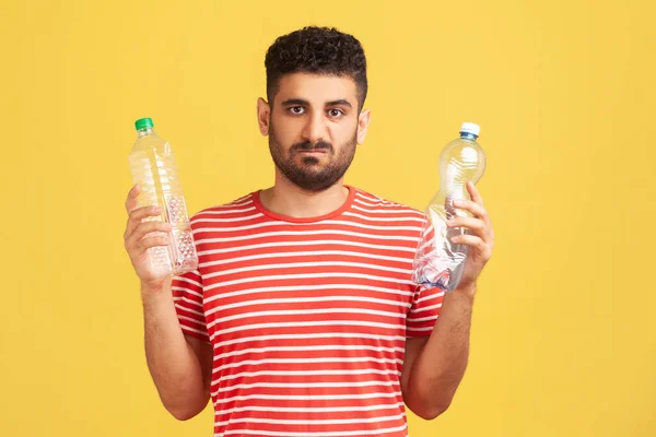 Wütender Unzufriedener Mann Mit Bart Gestreiftem Shirt Der Der Hand — Stockfoto