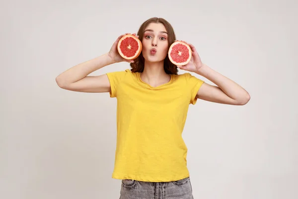 Feliz Joven Atractiva Mujer Amarillo Casual Camiseta Amarilla Con Cinta — Foto de Stock