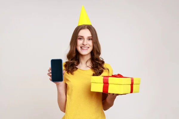 Verjaardagscadeau Bonus Voor Mobiele Gebruiker Portret Van Een Gelukkig Tienermeisje — Stockfoto