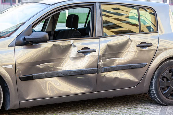 Uszkodzony Samochód Zadrapaniami Wgnieceniami Drzwiach Dints Auto Wypadku Drogowym Rozbity — Zdjęcie stockowe