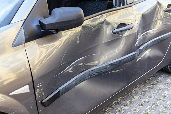 Rozbity Samochód Wypadku Samochodowym Zadrapaniami Wgnieceniami Drzwiach Samochód Uszkodzonym Nadwoziem — Zdjęcie stockowe