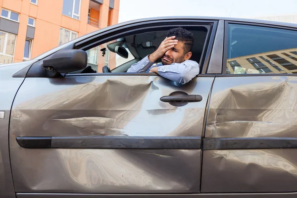 Płaczący Brodaty Mężczyzna Niebieskiej Koszuli Siedzący Kółkiem Rozbitym Samochodzie Zakrywający — Zdjęcie stockowe