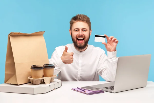 Positive Mann Büroangestellte Zeigt Daumen Nach Oben Halten Kreditkarte Sitzt — Stockfoto