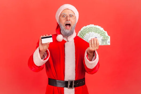 Удивительный Пожилой Человек Седой Бородой Костюме Санта Клауса Стоящий Банкнотами — стоковое фото