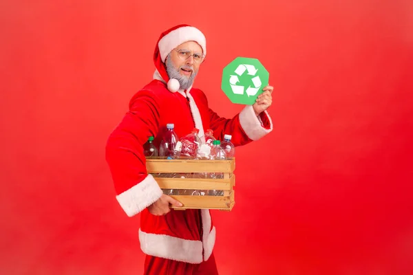 Przystojny Staruszek Szarą Brodą Kostiumie Świętego Mikołaja Trzymający Pudełko Plastikowymi — Zdjęcie stockowe