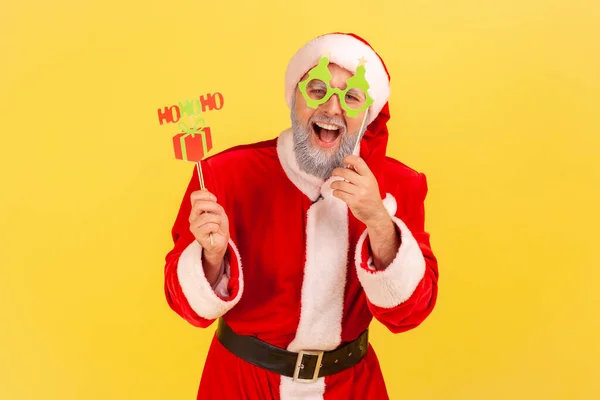 Aufgeregter Älterer Mann Mit Grauem Bart Weihnachtsmann Kostüm Mit Glückwunschkarten — Stockfoto