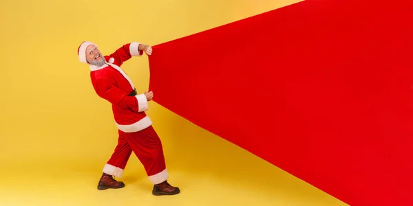 Äußerst Glücklich Lächelnder Älterer Mann Mit Grauem Bart Weihnachtsmann Kostüm — Stockfoto
