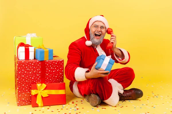 Homem Adulto Extremamente Animado Vestindo Traje Papai Noel Sentado Perto — Fotografia de Stock