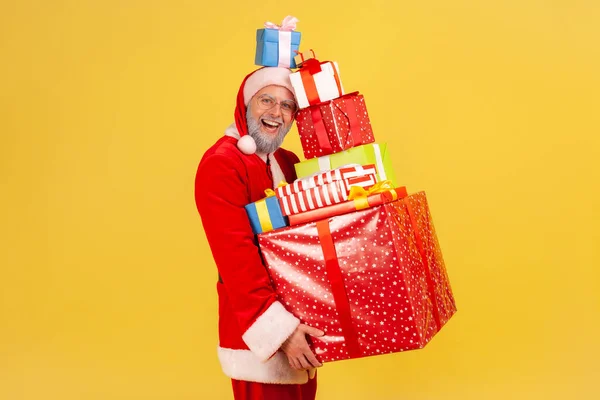 Homem Idoso Engraçado Feliz Com Barba Cinza Traje Papai Noel — Fotografia de Stock
