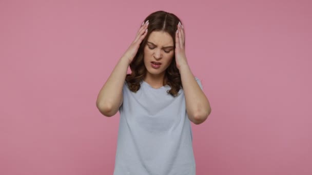 Migraine Stress Ongezonde Tiener Meisje Met Golvend Haar Masseren Tempels — Stockvideo