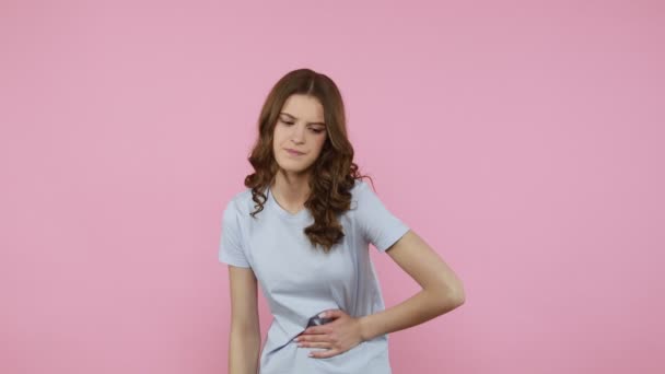 Zieke Aantrekkelijke Vrouw Blauw Shirt Die Last Heeft Van Maagpijn — Stockvideo