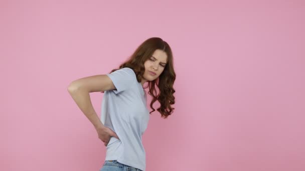 Dor Nas Costas Cansada Excesso Trabalho Jovem Mulher Cinza Shirt — Vídeo de Stock