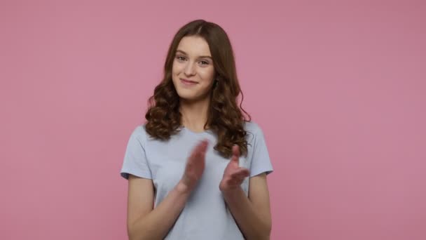 Neşeli Koyu Renk Saçlı Mavi Tişörtlü Genç Bir Kadın Alkışlıyor — Stok video