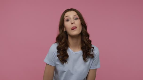 Pečlivá Krásná Dívka Vlnité Vlasy Baví Před Kamerou Ukazující Jazyk — Stock video