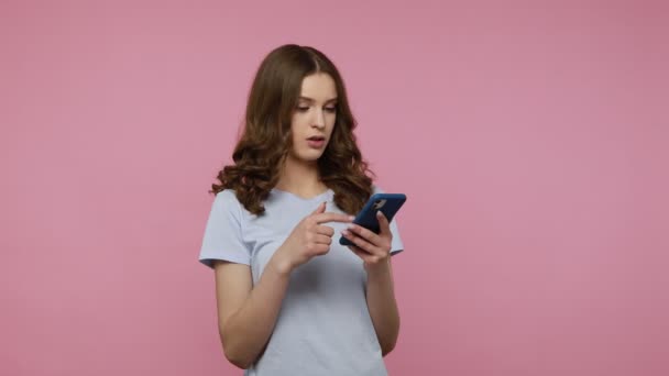 Roztomilé Atraktivní Dospívající Dívka Vlnitými Vlasy Tričku Drží Mobilní Telefon — Stock video