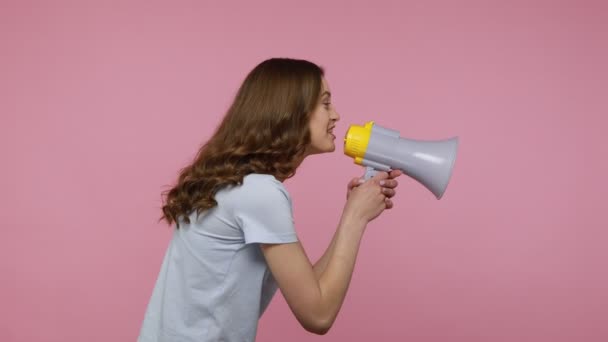 Perfil Adolescente Con Cabello Ondulado Hablando Con Megáfono Proclamando Noticias — Vídeos de Stock