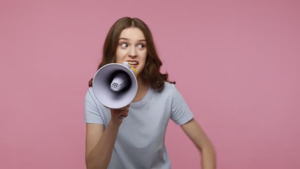 Genç Koyu Renk Saçlı Mavi Günlük Tişörtlü Bir Kadın Megafonla — Stok video