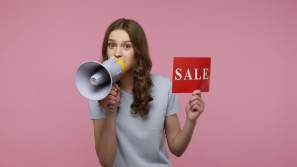 Tonåring Flicka Promotor Shirt Tillkännage Nyheter Megafon Rabatter Hålla Kort — Stockvideo