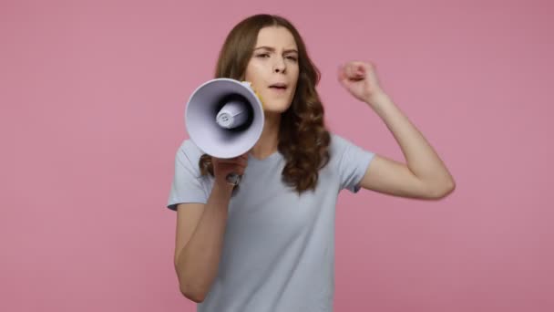 Portret Wściekłej Nastolatki Falującymi Włosami Głośno Krzyczącej Trzymającej Głośnik Ręce — Wideo stockowe