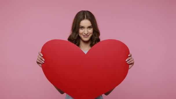 Mulher Feliz Tenra Idade Azul Shirt Segurando Grande Coração Papel — Vídeo de Stock