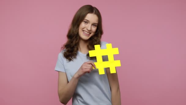 Härlig Bloggare Tonåring Flicka Blå Shirt Med Gul Hashtag Symbol — Stockvideo