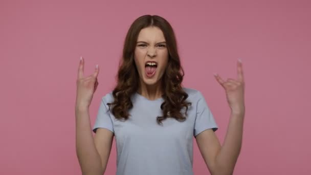 Šílený Nadšený Teenager Dívka Ukazující Rock Roll Ruční Znamení Řvoucí — Stock video