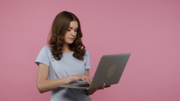 Inteligente Mujer Sonriente Freelancer Corta Edad Camiseta Azul Sosteniendo Portátil — Vídeo de stock