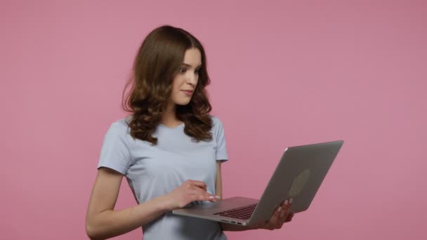 Jovem Estudante Feliz Casual Azul Shirt Digitando Laptop Trabalhando Seu — Vídeo de Stock