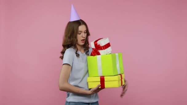Glückliches Teenager Mädchen Lässigem Outfit Das Stapel Von Geschenkschachteln Hält — Stockvideo