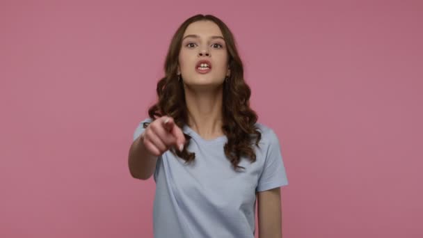 Gadis Bossy Serius Dengan Kaos Biru Kasual Menunjuk Jari Anda — Stok Video