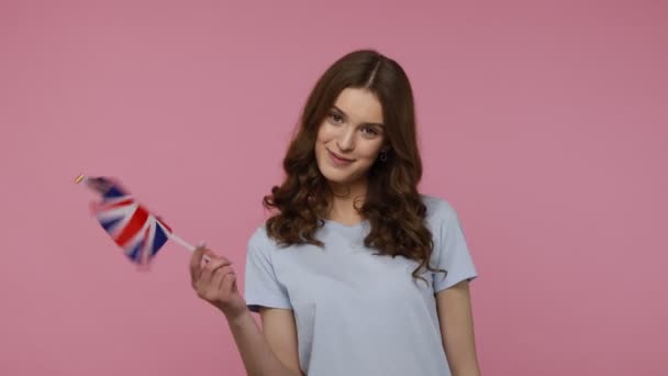 Junge Schöne Inspirierte Teenager Mädchen Lässiger Kleidung Schwenken Großbritannien Flagge — Stockvideo